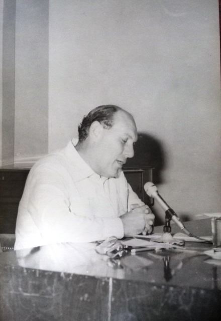 Foto de Luis Suardíaz (director de la BNJM de 1973 a 1976) en conferencia por el 65 aniversario de la Revolución de Octubre, 1982. Fondos BNCJM. 